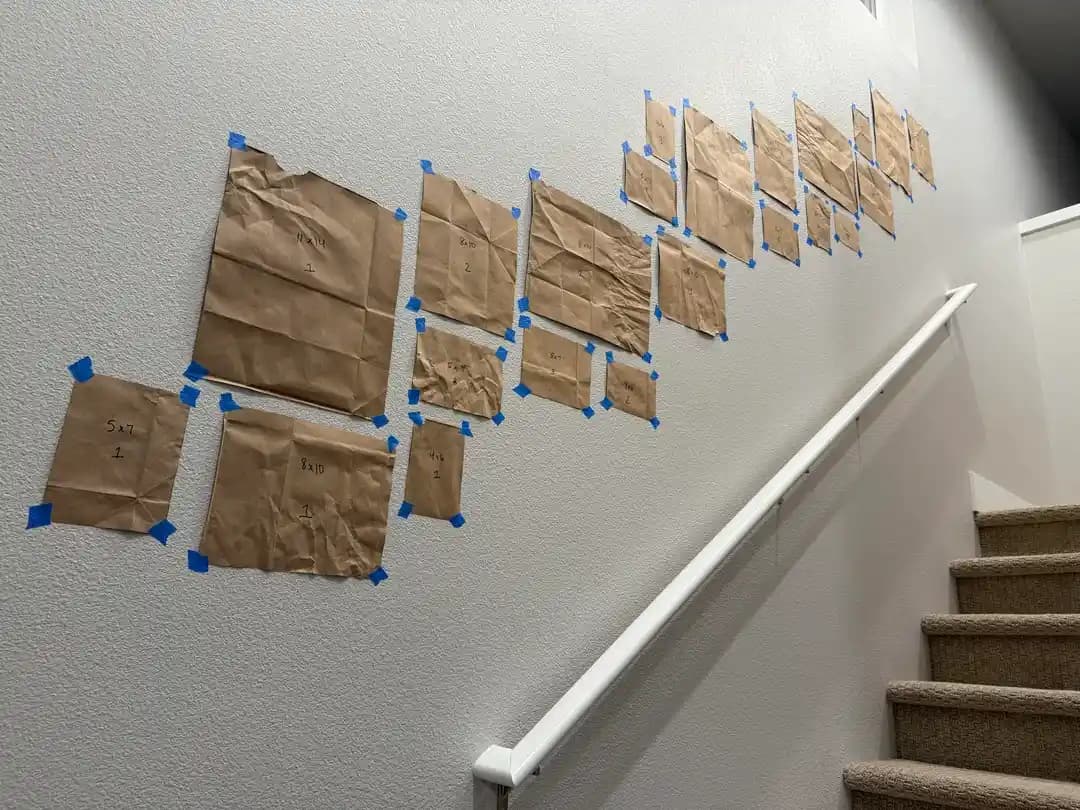 Merdiven Boşluğunda Fotoğraf Kolajı Düzenleme Teknikleri ve Estetik Öneriler