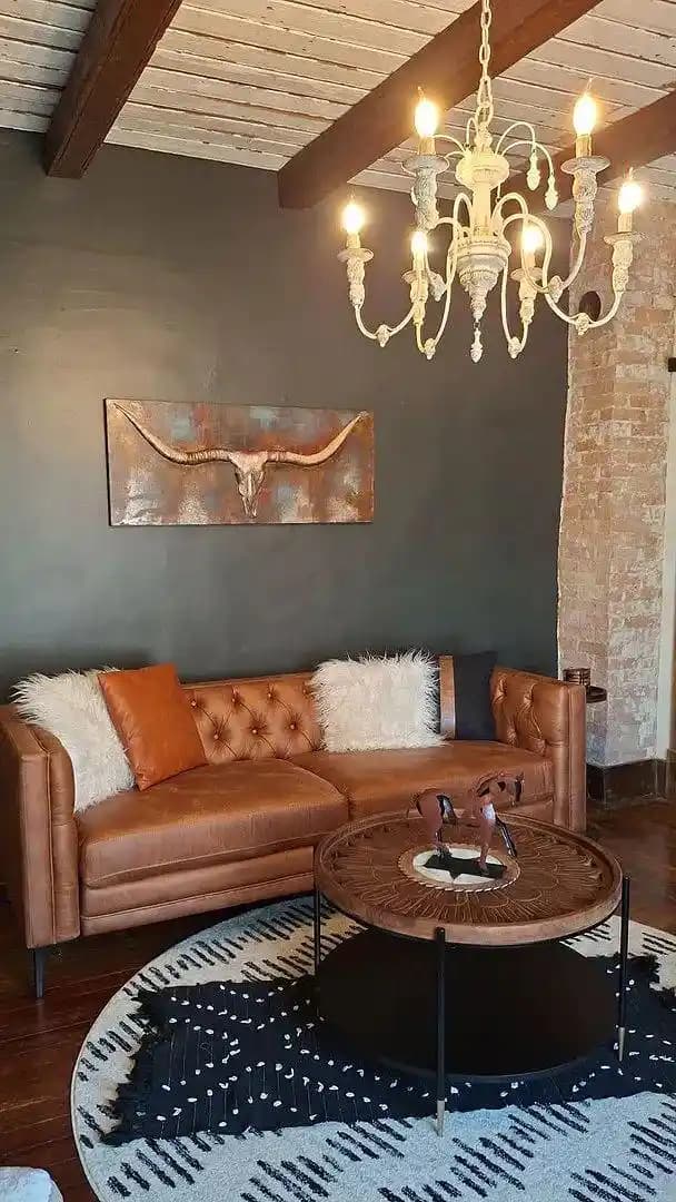 Oturma Odası Dekorasyonunda Mobilya, Aydınlatma ve Sanat Eserleri Uyumu Üzerine Analiz