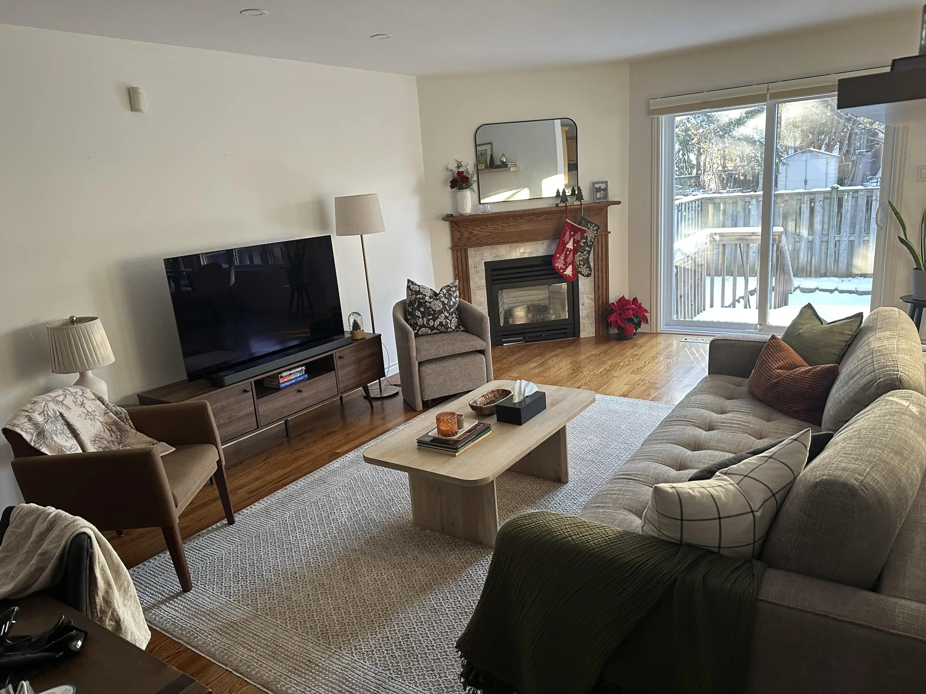 Oturma Odası Dekorasyonunda Renk, Doku ve Aydınlatma ile Denge Sağlama Yöntemleri