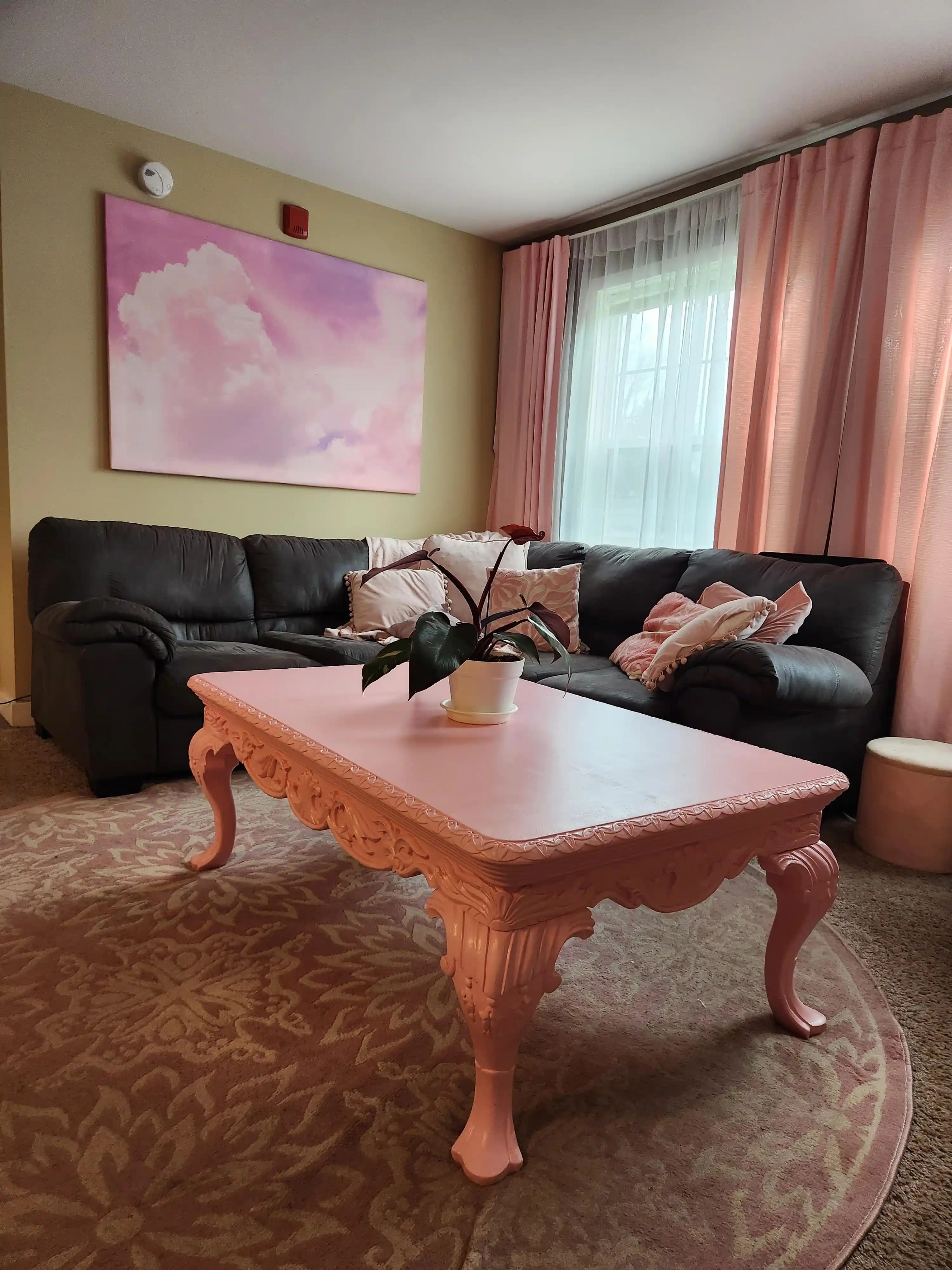 Oturma Odasında Koyu Gri Kanepe ve Pembe Tonlarıyla Renk ve Stil Dengesi Nasıl Sağlanır