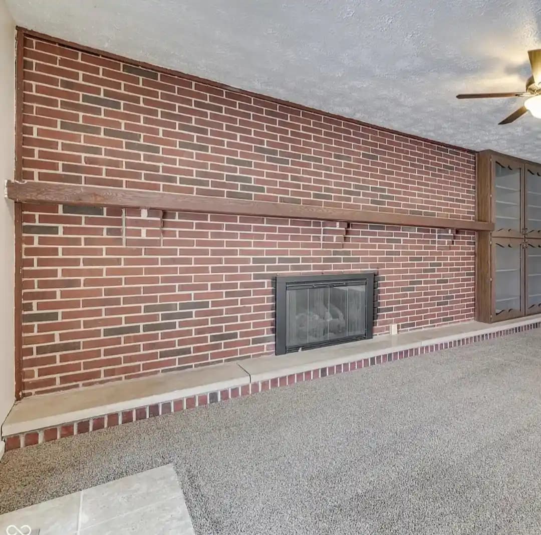 Tuğla Duvar ve Koyu Ahşap Mobilyalarla Aydınlık ve Dengeli İç Mekan Tasarımı Yaklaşımları