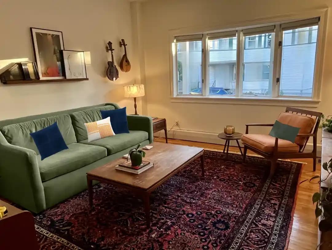 Vintage Dekorasyonda Yeşil Kanepe ve Aksesuar Seçimi: Renk Uyumu ve Stil Dengesi