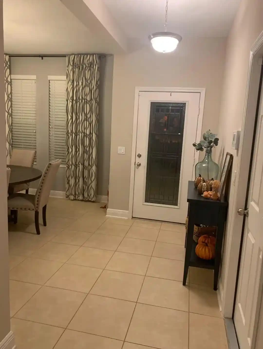 Yemek Odası ve Giriş Alanı Dekorasyonunda Renk, Aydınlatma ve Malzeme Seçimi İpuçları