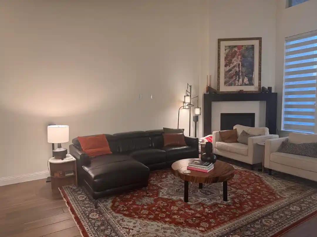 Yüksek Tavanlı Mekanlarda Duvar Dekorasyonu ve Kanepe Konforunu Artırma Yöntemleri