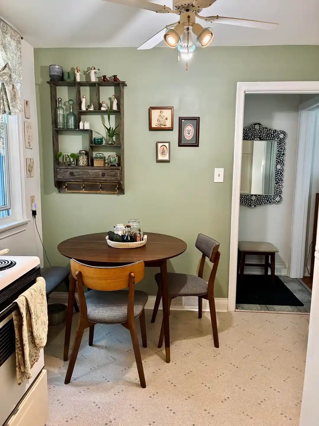 Adaçayı Yeşili Duvar Dekorasyonunda Denge ve Stil Uyumu İçin Öneriler