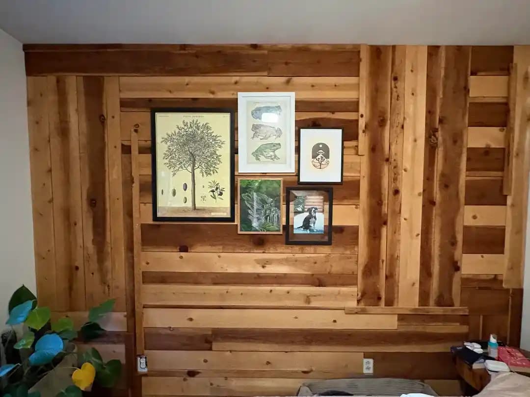 Ahşap Vurgu Duvarların Yatak Odası Dekorasyonunda Denge ve Estetik Yaklaşımlar