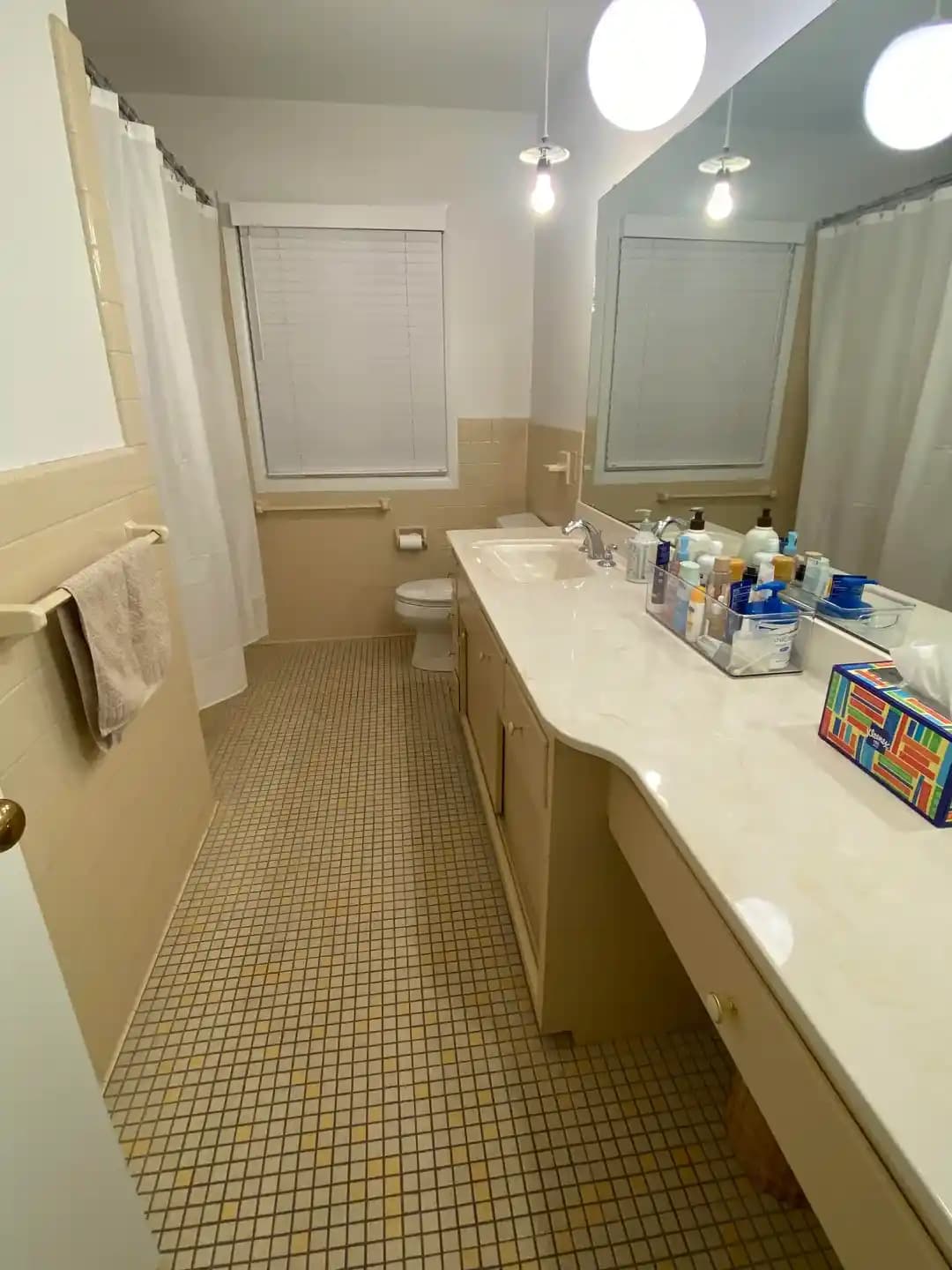 Banyo Dekorasyonunda Sarı-Bej Tonlarıyla Renk, Aydınlatma ve Doku Uyumu Sağlama Yöntemleri