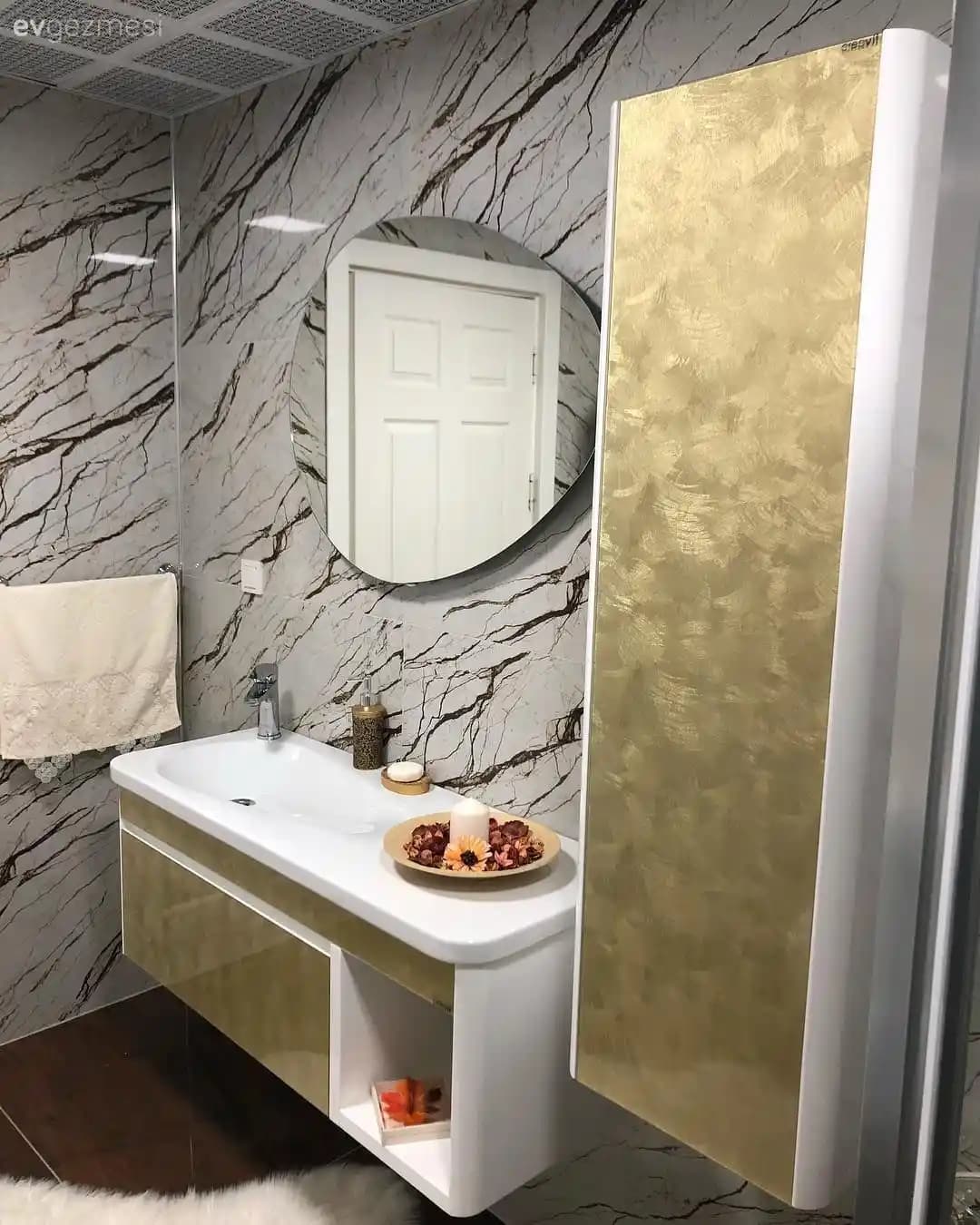 Banyoda Parlak Mavi Rengi Yumuşatmanın Yöntemleri ve Boya Uygulama Teknikleri