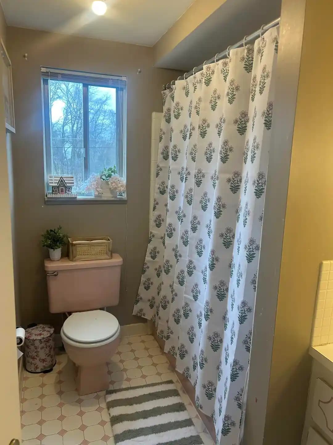 Banyoda Renk Seçimi: Mevcut Pembe Detaylarla Uyumlu Açık Tonlar ve Dekorasyon Önerileri