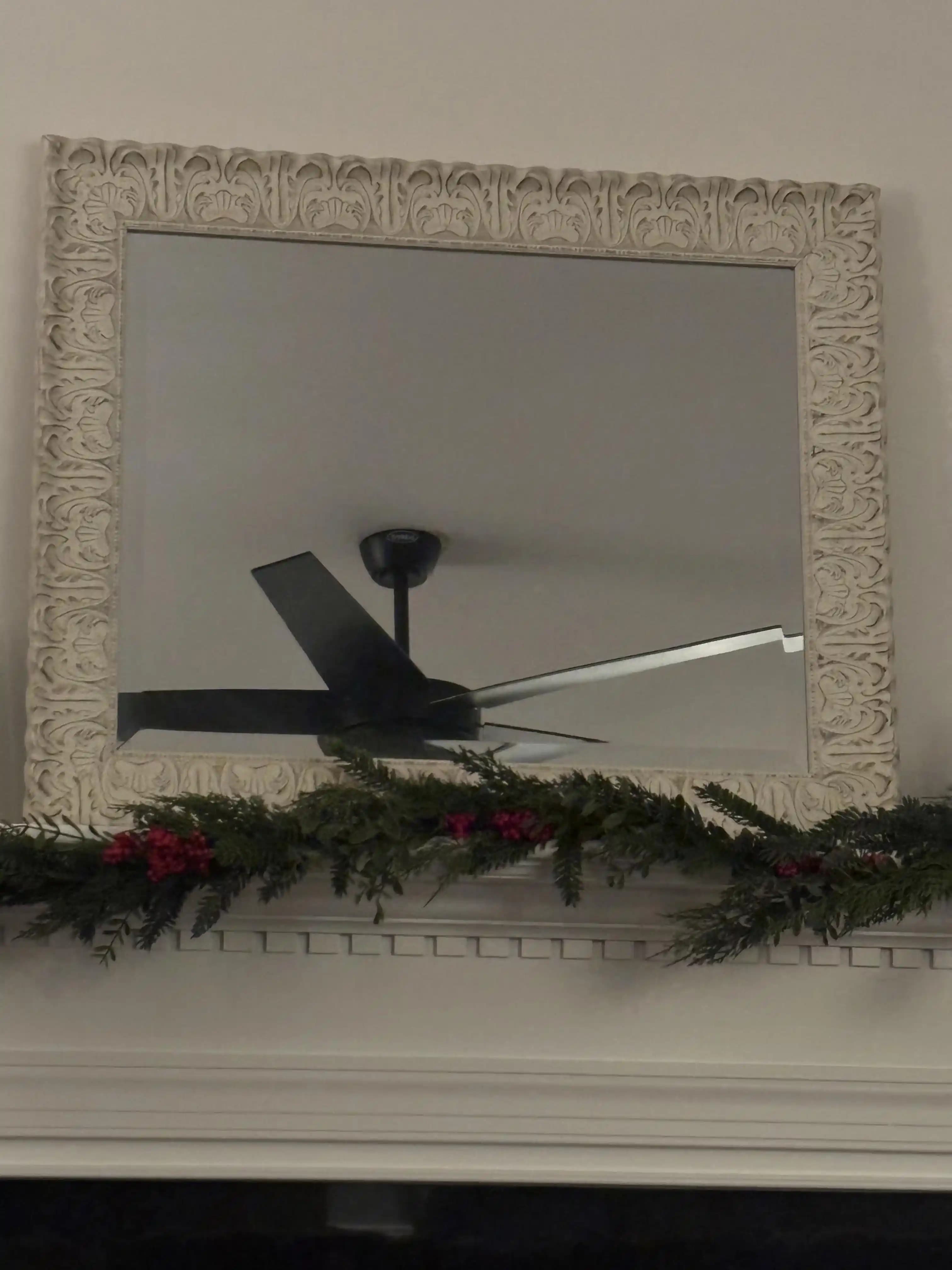 Beyaz Duvarlarla Uyumlu Ayna Çerçevesi Renk Seçimi ve Boyama Teknikleri