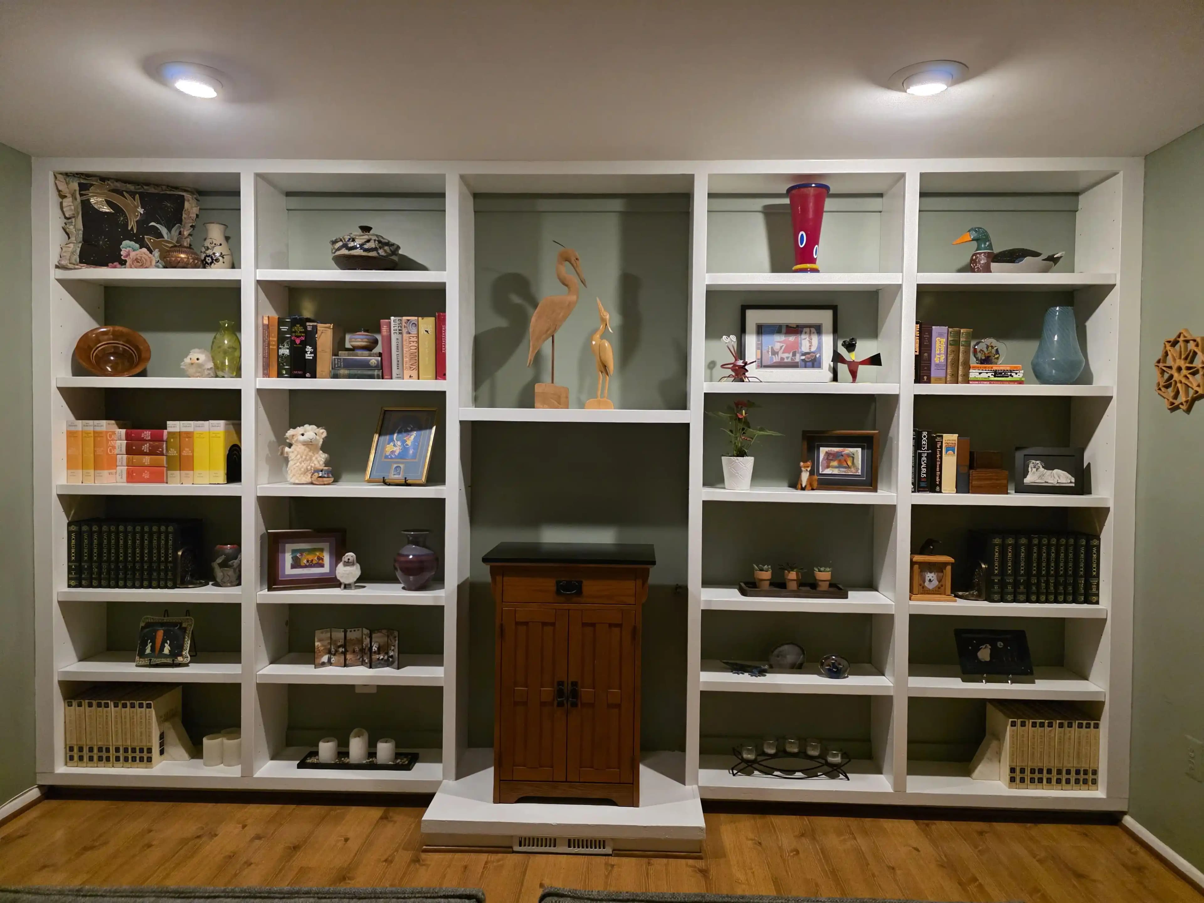 Ev Dekorasyonunda Raf Düzenlemesi: Görsel Denge ve Kişisel Koleksiyonların Uyumu