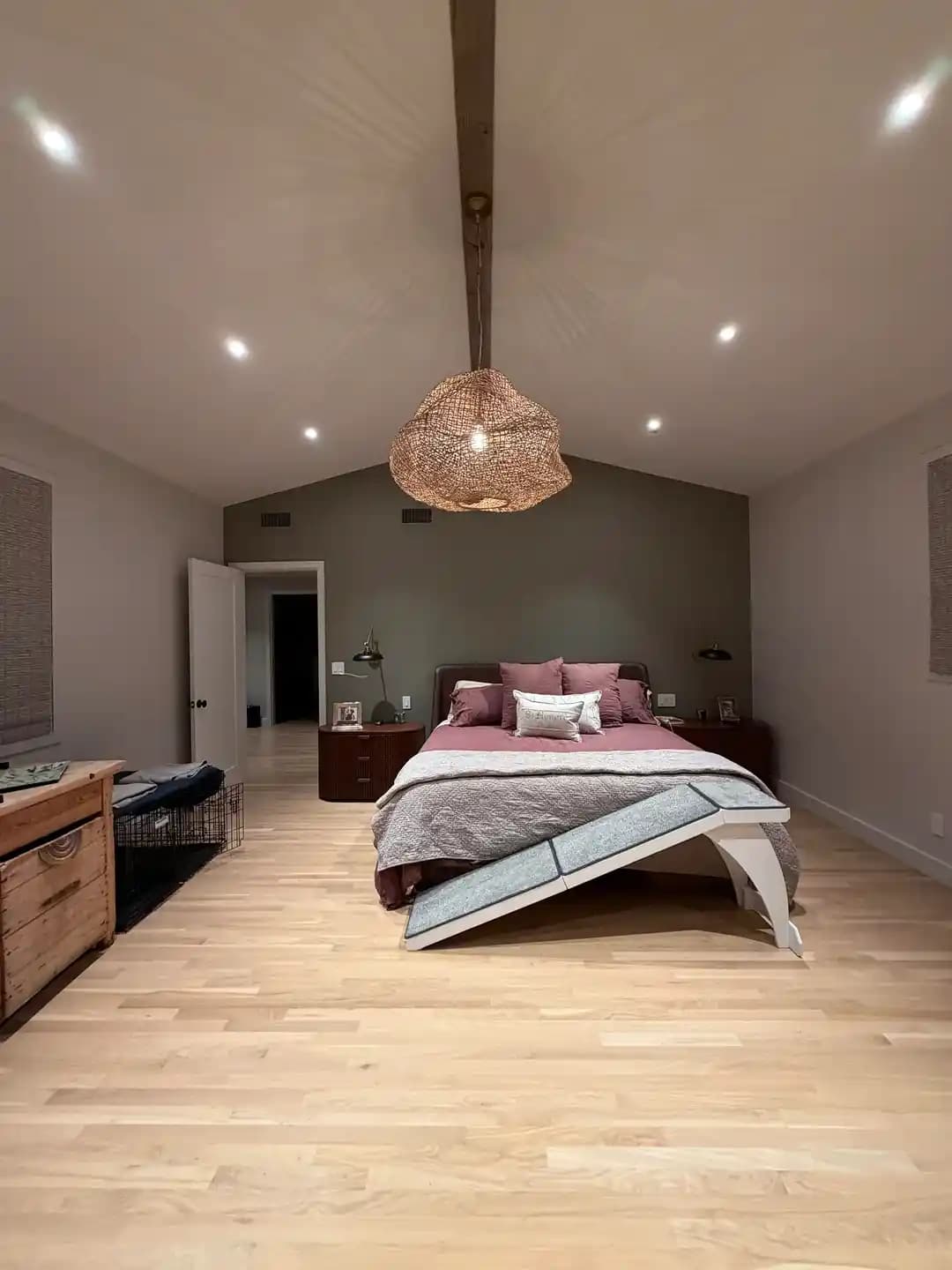 Geniş Yatak Odalarında Konfor ve Estetik İçin Mobilya, Renk ve Dekorasyon Önerileri