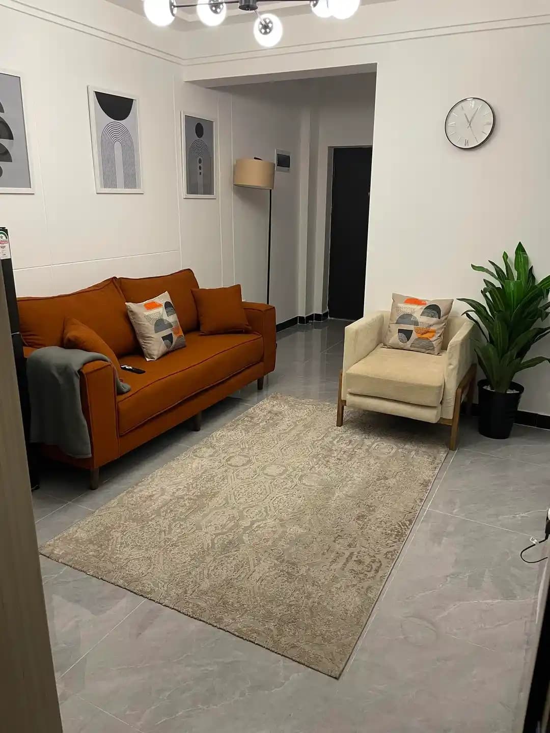 Küçük Oturma Odası Dekorasyonunda Fonksiyonel ve Estetik Denge Sağlama Yöntemleri