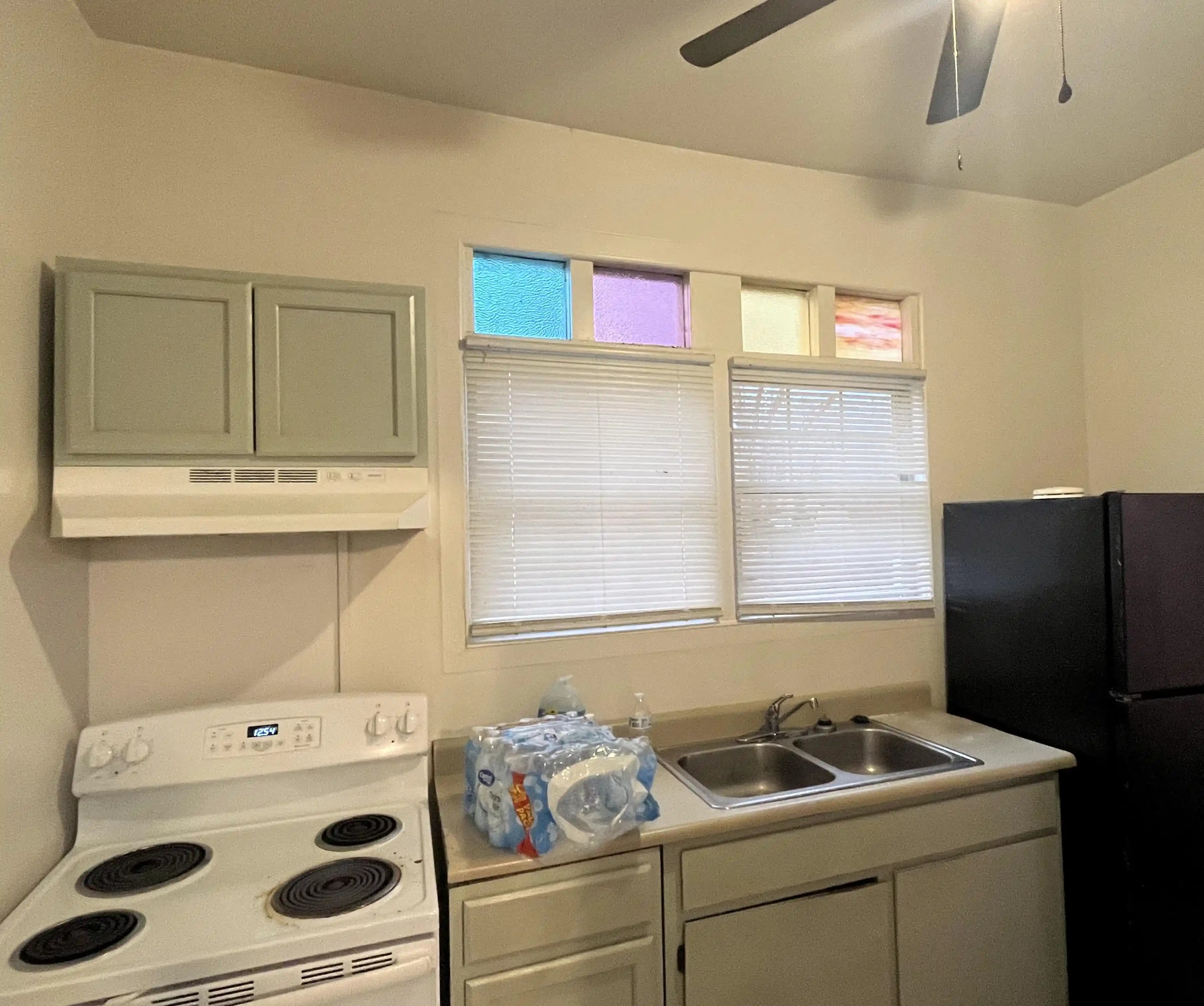 Mutfak Perdesi Seçiminde Renk, Desen ve Güvenlik Önerileriyle Fonksiyonel Dekorasyon