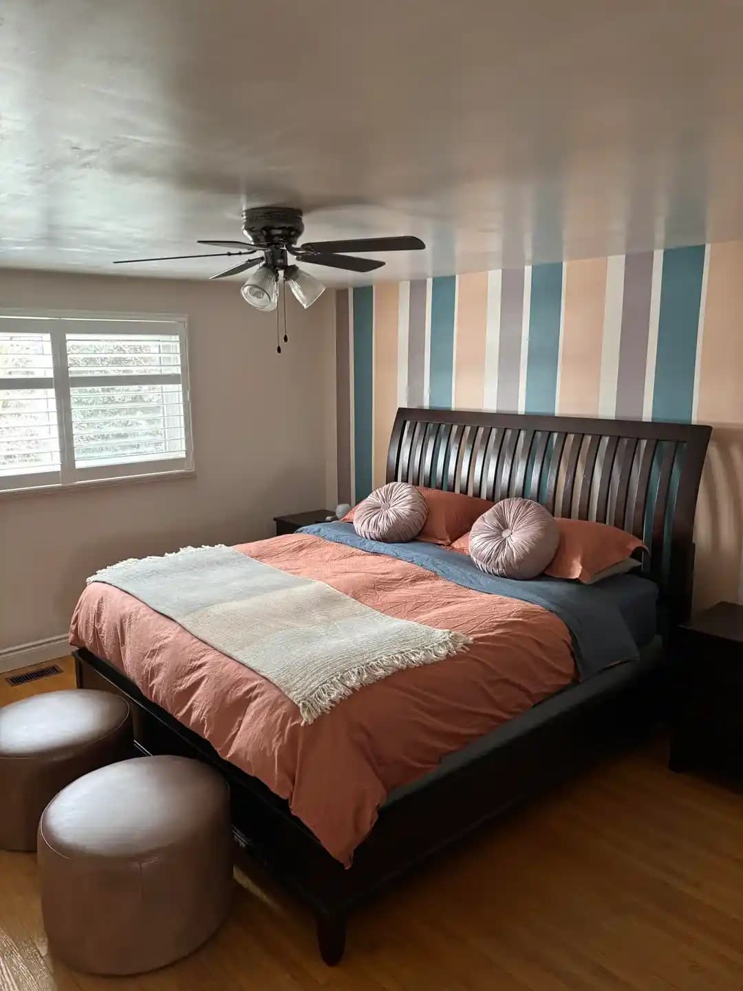 Oda Dekorasyonunda Dikey Çizgili Duvarlar ve Estetik Düzenleme Yöntemleri