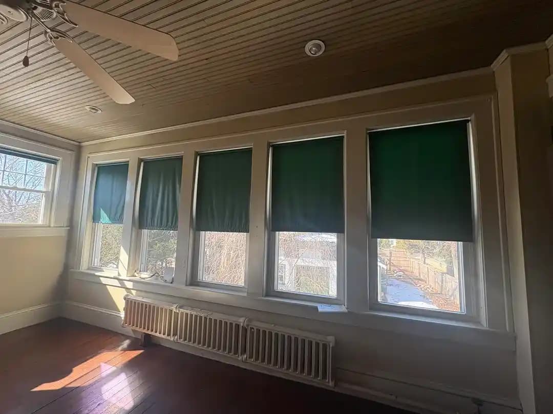 Ofis Pencereleri İçin Fonksiyonel ve Estetik Perde ile Stor Seçenekleri Rehberi