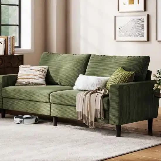 Oturma Odasında Yeşil Kanepe İçin Uyumlu Renk Aksesuarları ve Dekorasyon Önerileri