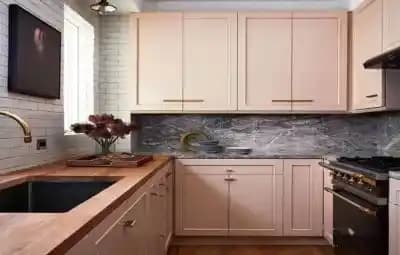 Pembe Mutfak Tasarımı: Estetik ve Fonksiyonelliği Birleştiren Modern Yaklaşımlar