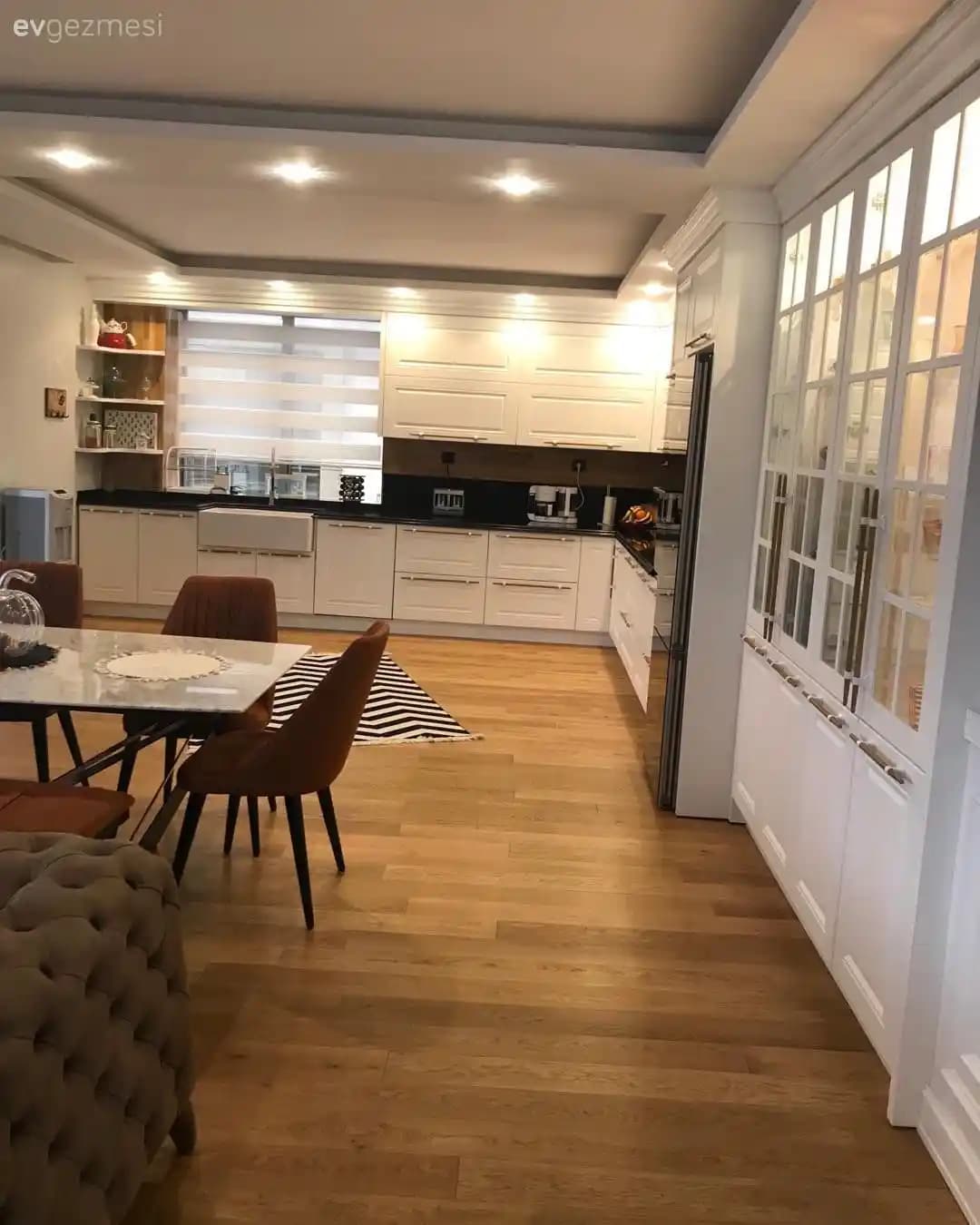 Salon ve Yemek Odası İçin Taupe ve Erik Tonlarında Duvar ve Tavan Renk Seçimi