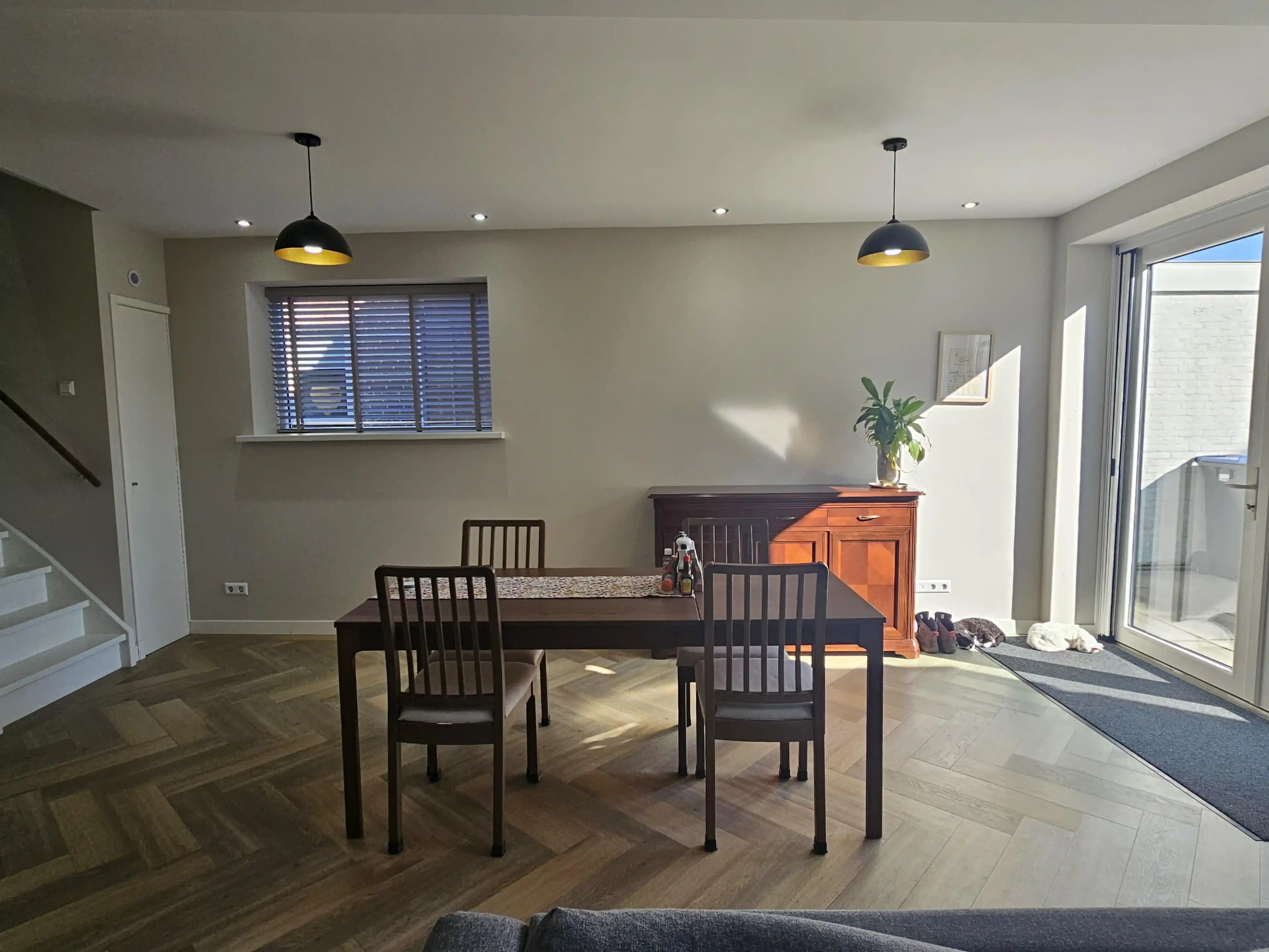 Yaşam Alanında Pencere ve Yemek Alanı Düzenlemesi: Fonksiyonellik ve Estetik Dengesi