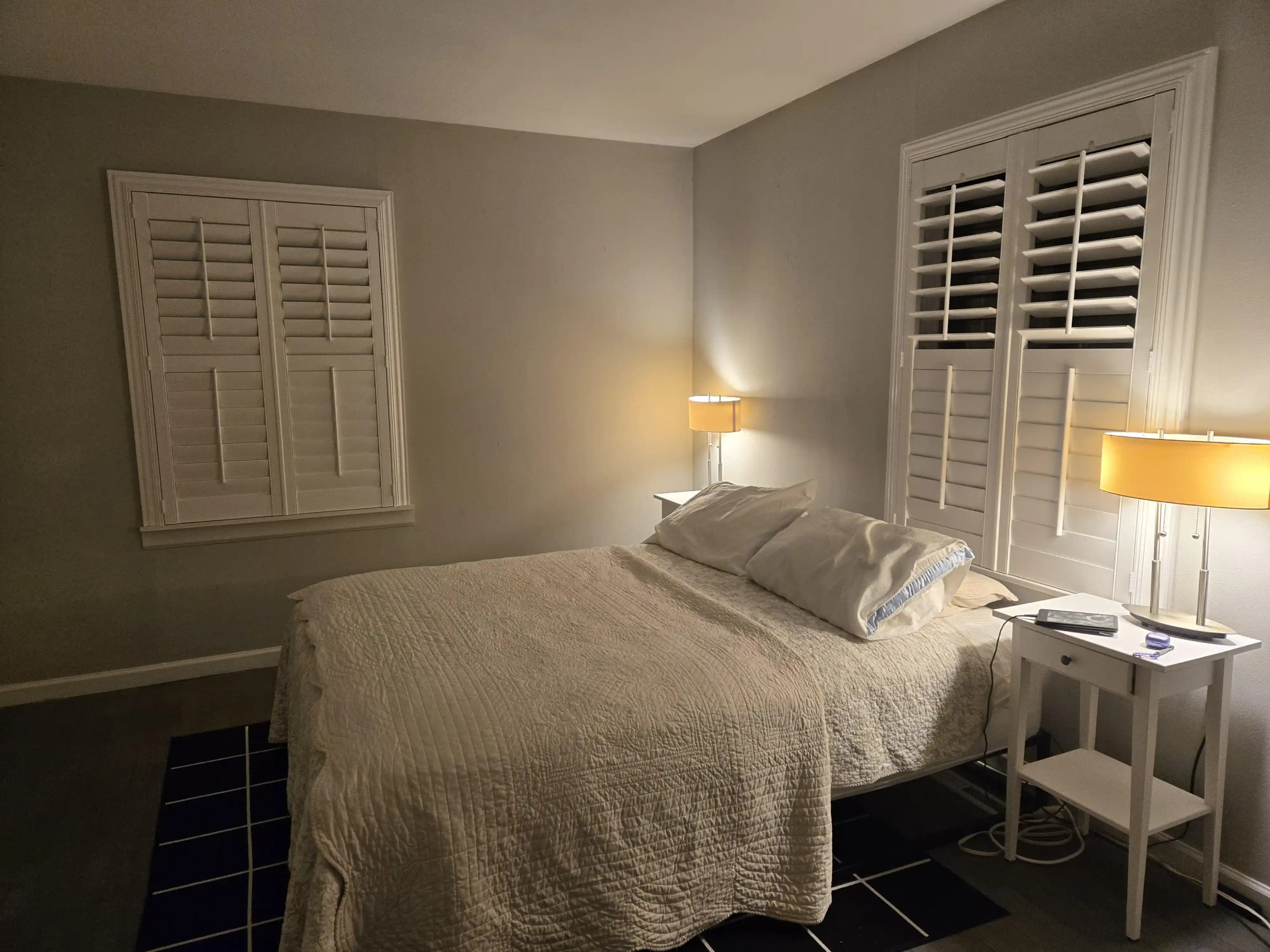 Yatak Odasında Panjur ve Perde Kullanımıyla Estetik ve Fonksiyonel Denge Sağlama