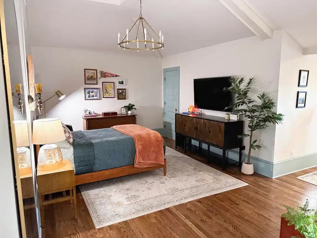 Yüzyıllık Evde Tarihi Doku ile Modern ve Ekletik Yatak Odası Tasarımı