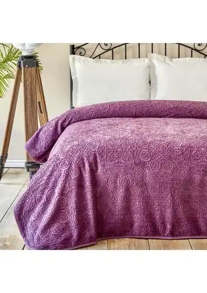 Karaca Home Scala Mürdüm ve Madame Coco Clementine Emboss Battaniyelerinin Karşılaştırması