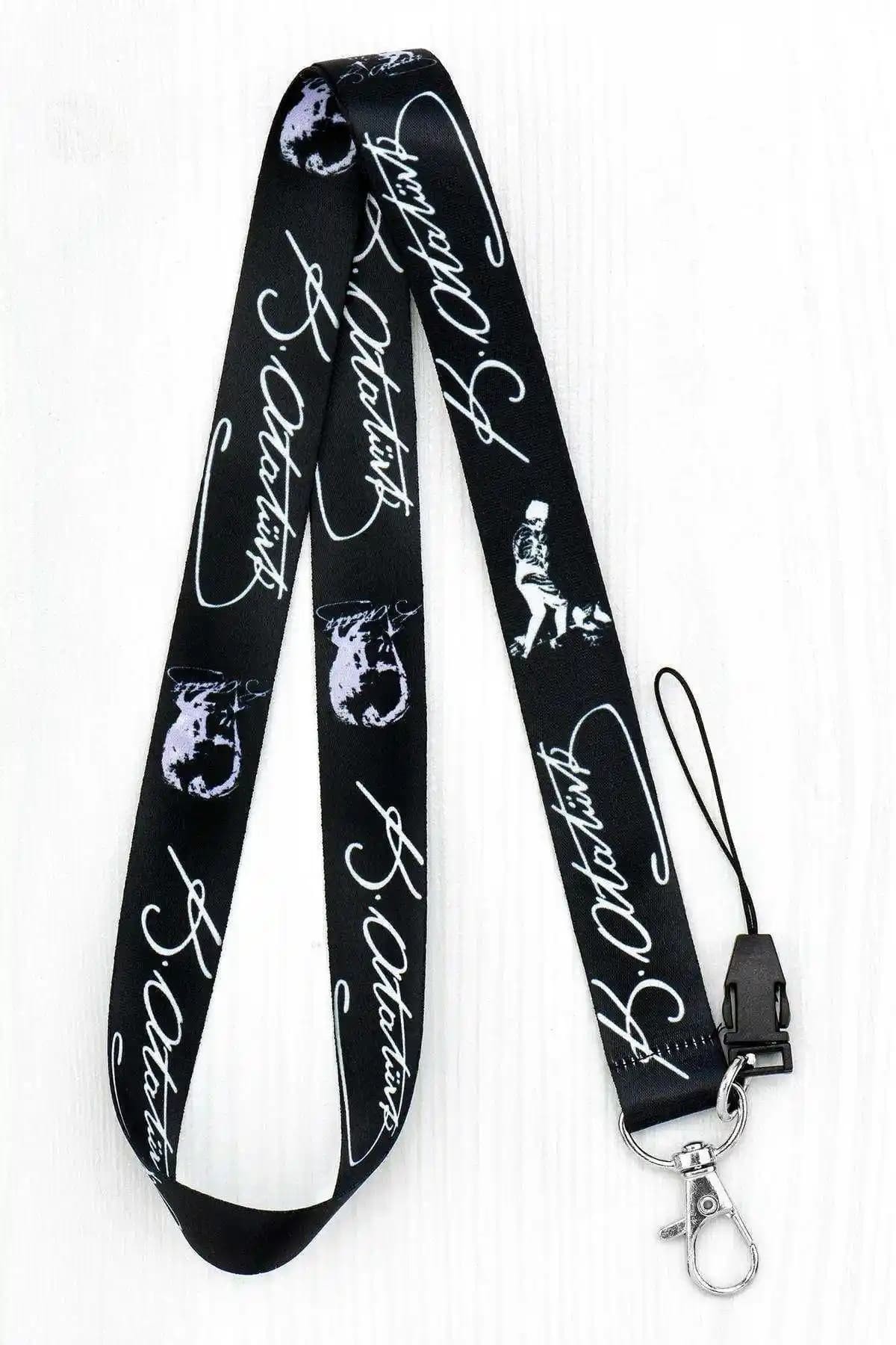 Atatürk İmzalı Boyun İpi ve Yaka Kartı Karşılaştırması: Hangi Ürün Daha Uygun