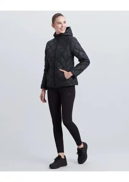 Skechers Kadın Montları Karşılaştırması: Kapüşonlu ve Turtle Neck Modelleri 1