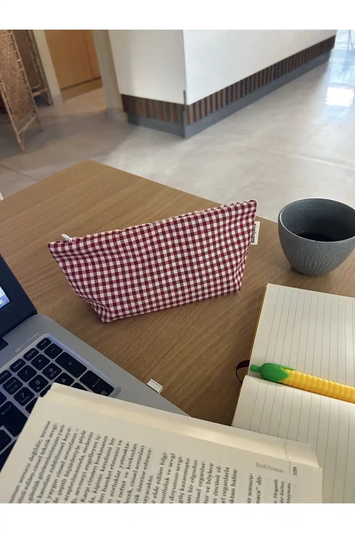 Sumicorn Kırmızı Pötikareli Yıkanabilir Fermuarlı Çok Amaçlı Kalemlik ve Makyaj Çantası