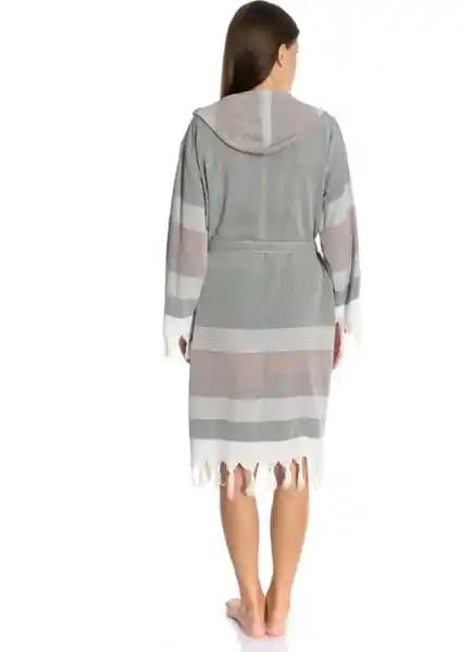 Dokubba Akyaka ve Nevin Acar Peştemal Bornoz Setleri Karşılaştırması