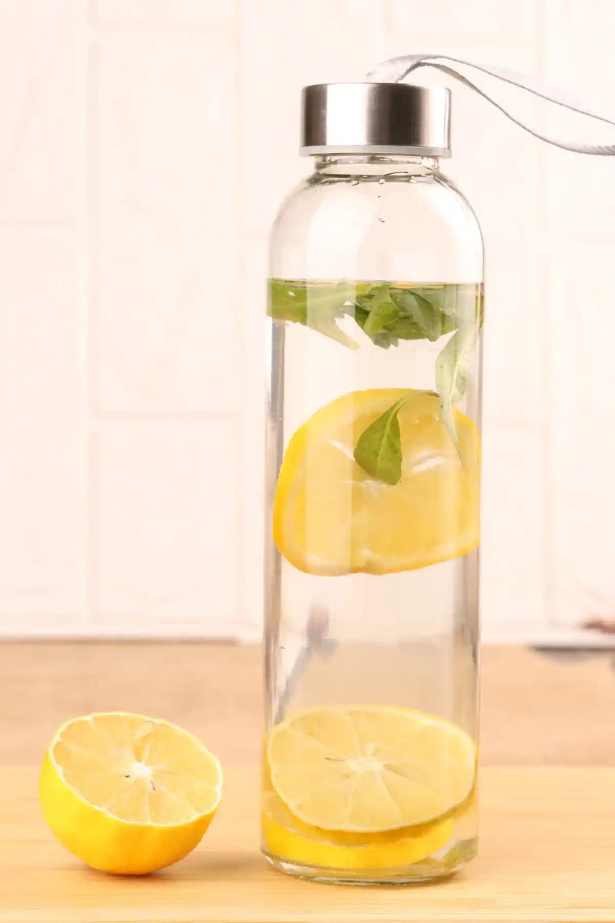 Atbyhome H2o Metal Kapaklı Cam Matara 500 ml dayanıklı ve şık tasarım ile günlük kullanım için ideal