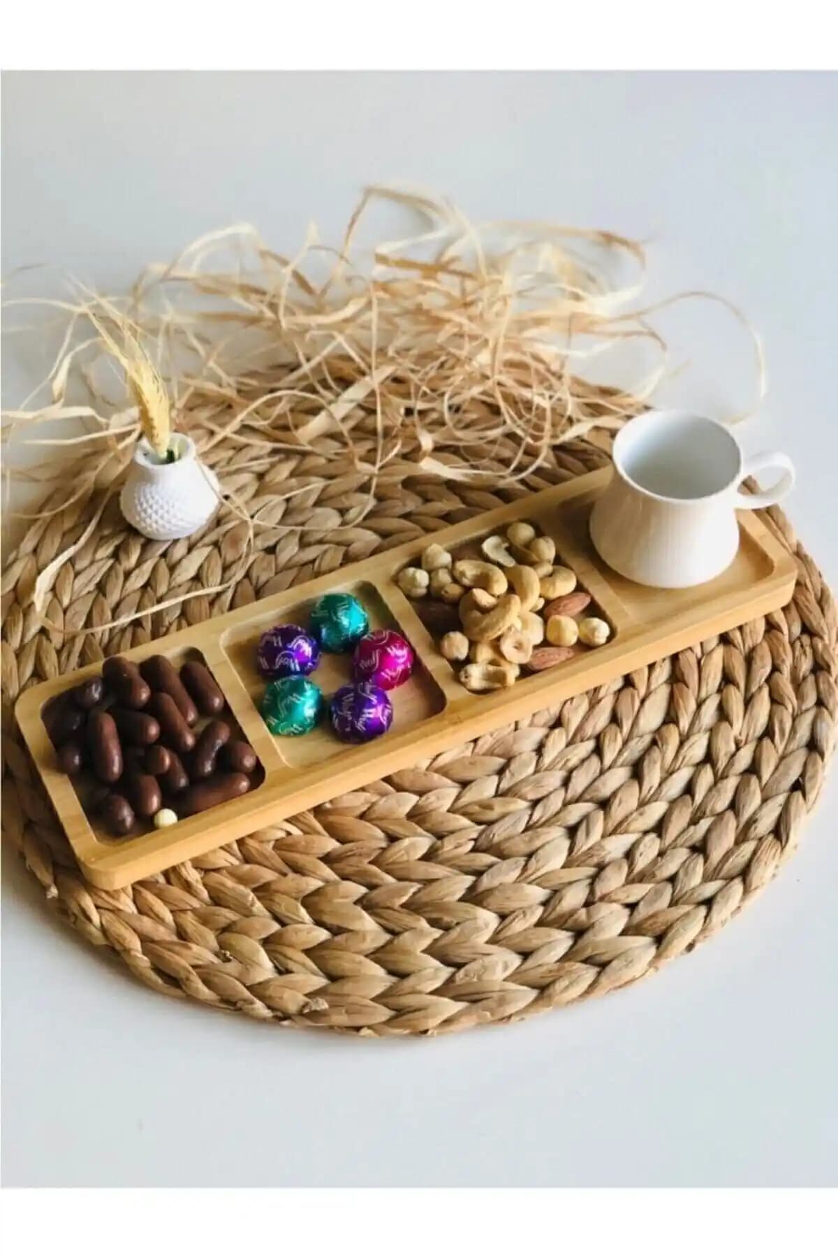 Bambu Malzemeden Dört Bölmeli Çerezlik ve Sunum Tabağı Modern ve Çevre Dostu Tasarım