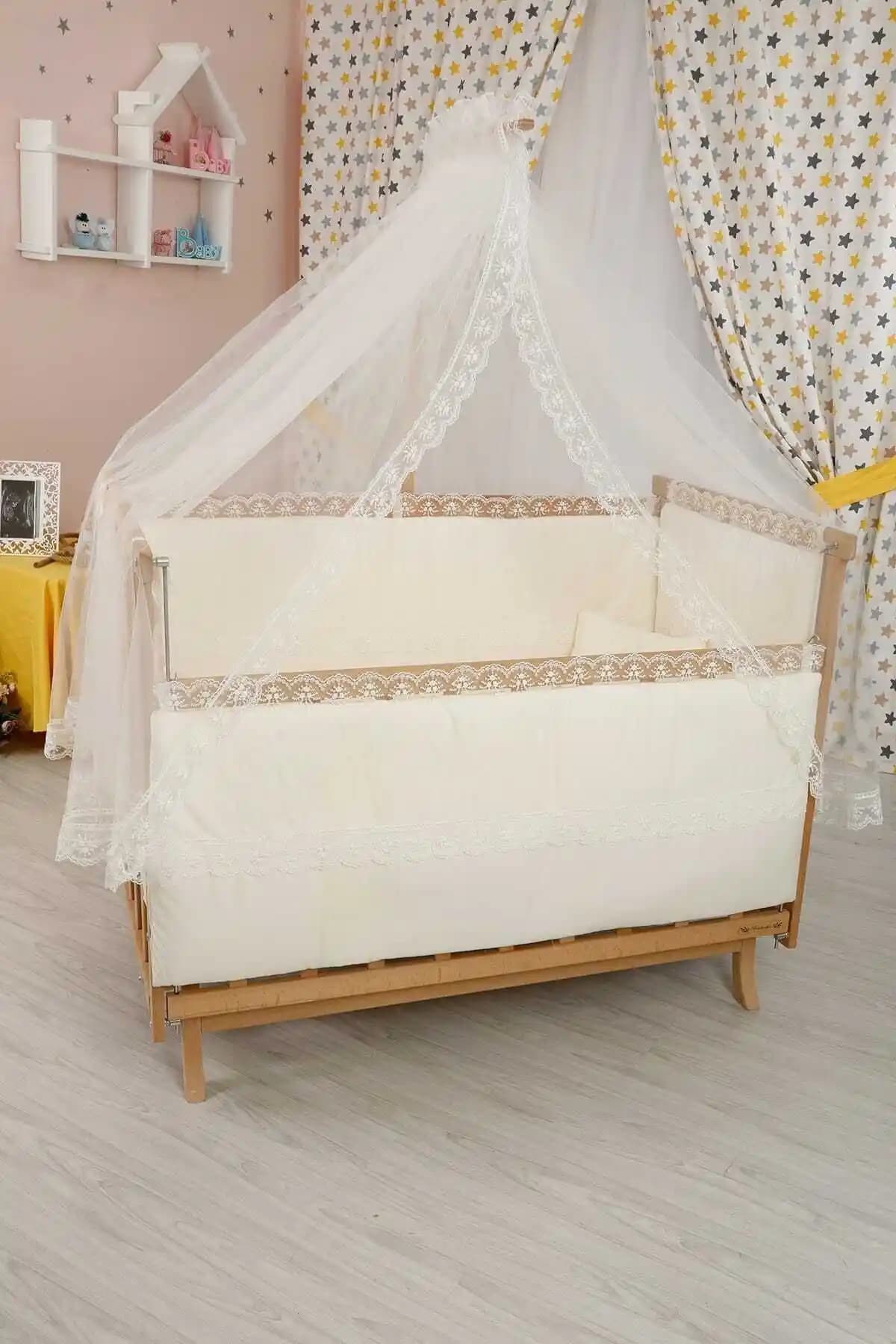 BebeK Elyeza Krem Fransız Dantelli Bebek Beşiği Güvenlik ve Estetiği Bir Arada Sunar