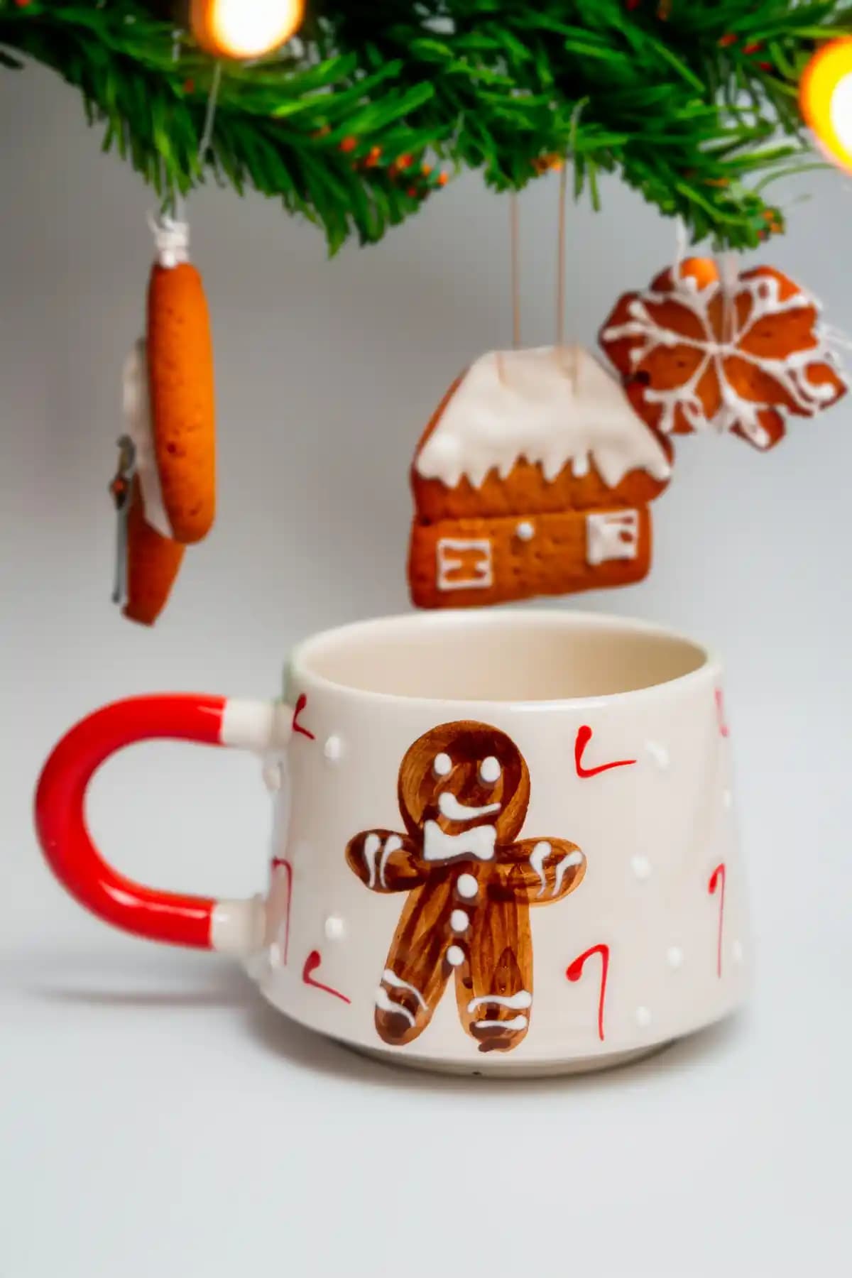 El Yapımı Yılbaşı Temalı Seramik Kupa: Şık Tasarım ve Fonksiyonellik Bir Arada