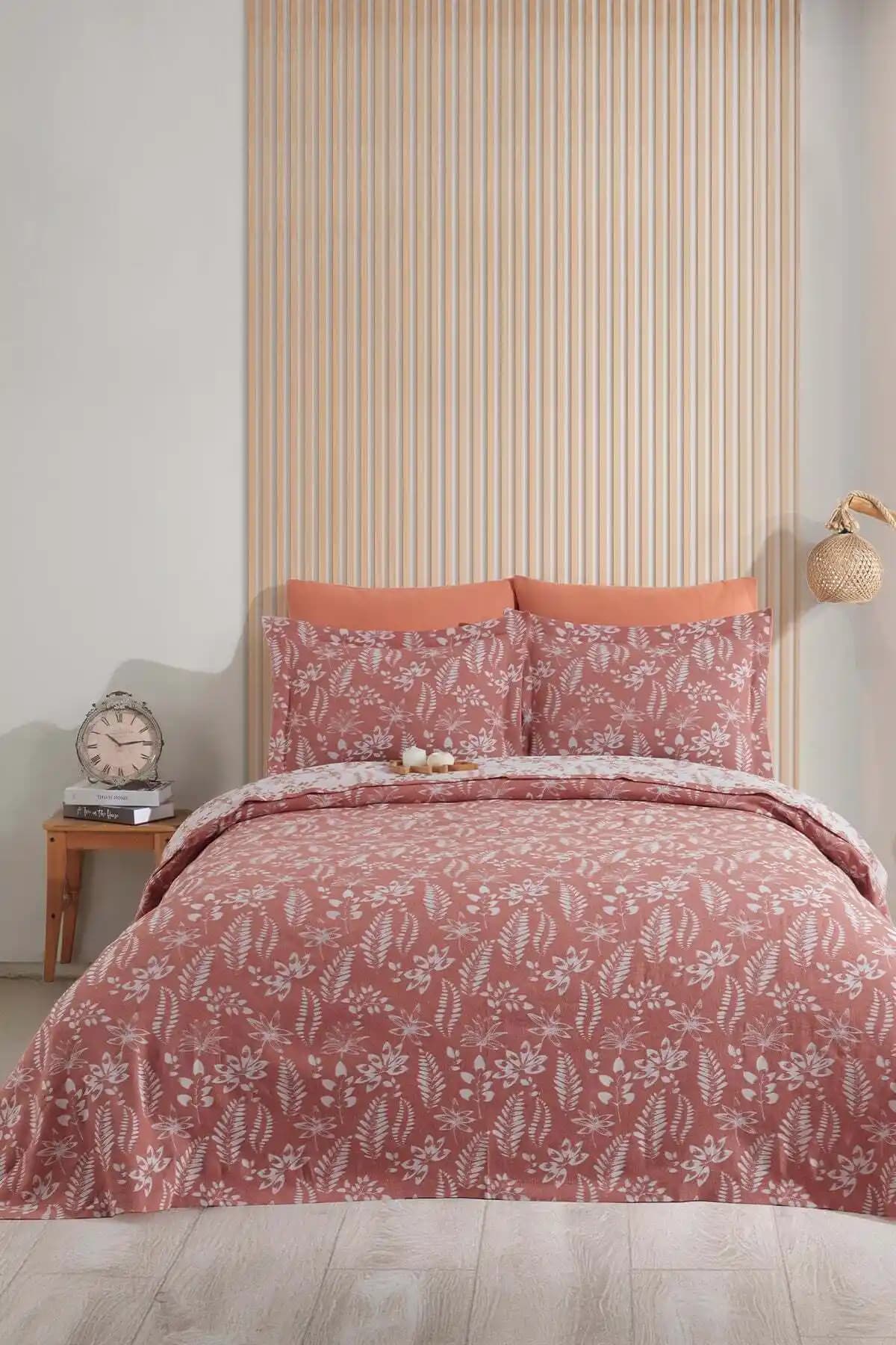 Elart Mokka Keten Görünümlü Yatak Örtüsü Pike Seti: Şık ve Dayanıklı Çift Kişilik Yatak Dekoru