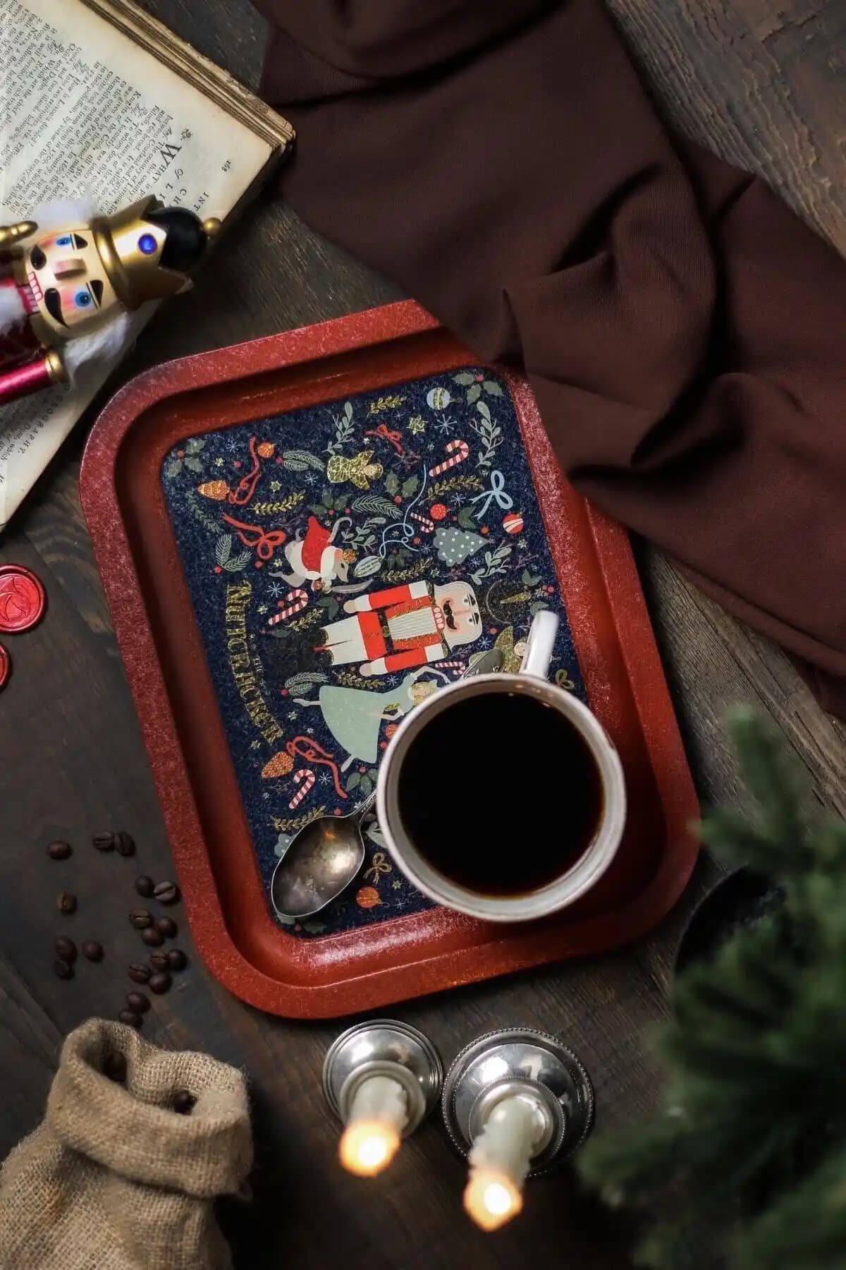 Evle Tales Nutcracker Desenli Metal Tepsi: Şık ve Dayanıklı Sunum İçin Uygun Seçenek