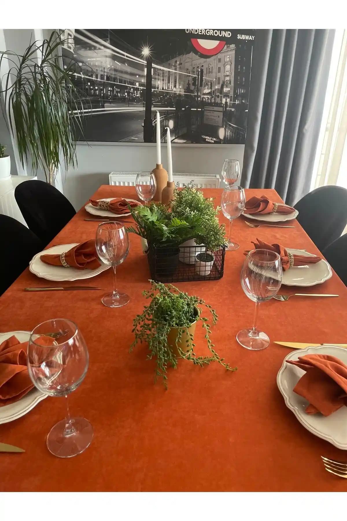 Kadife Dokulu Dertsiz Kiremit ve Tarçın Renkli Masa Örtüsü Dekorasyonda Şıklık ve Pratiklik