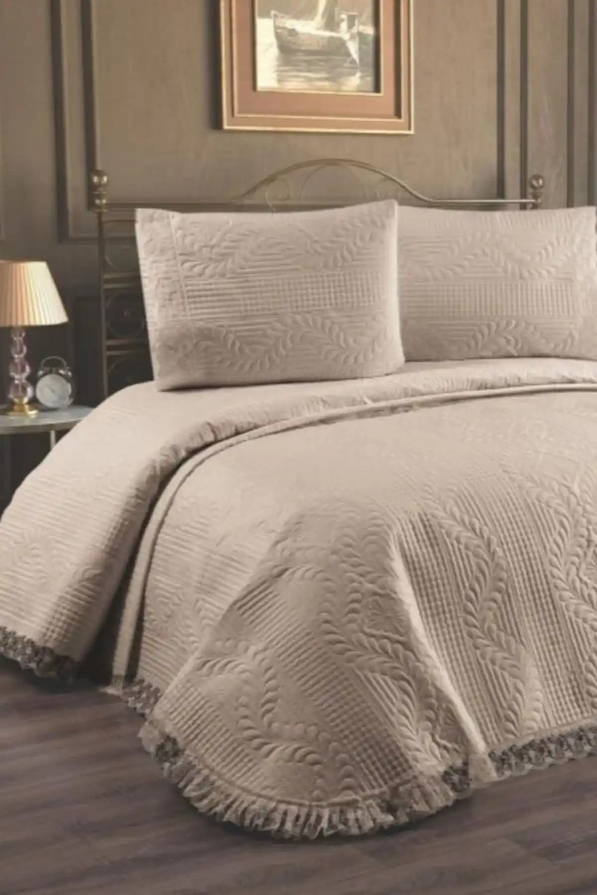 Kahverengî Renkli Çift Kişilik Yatak Örtüsü: Şıklık ve Fonksiyonellik Bir Arada