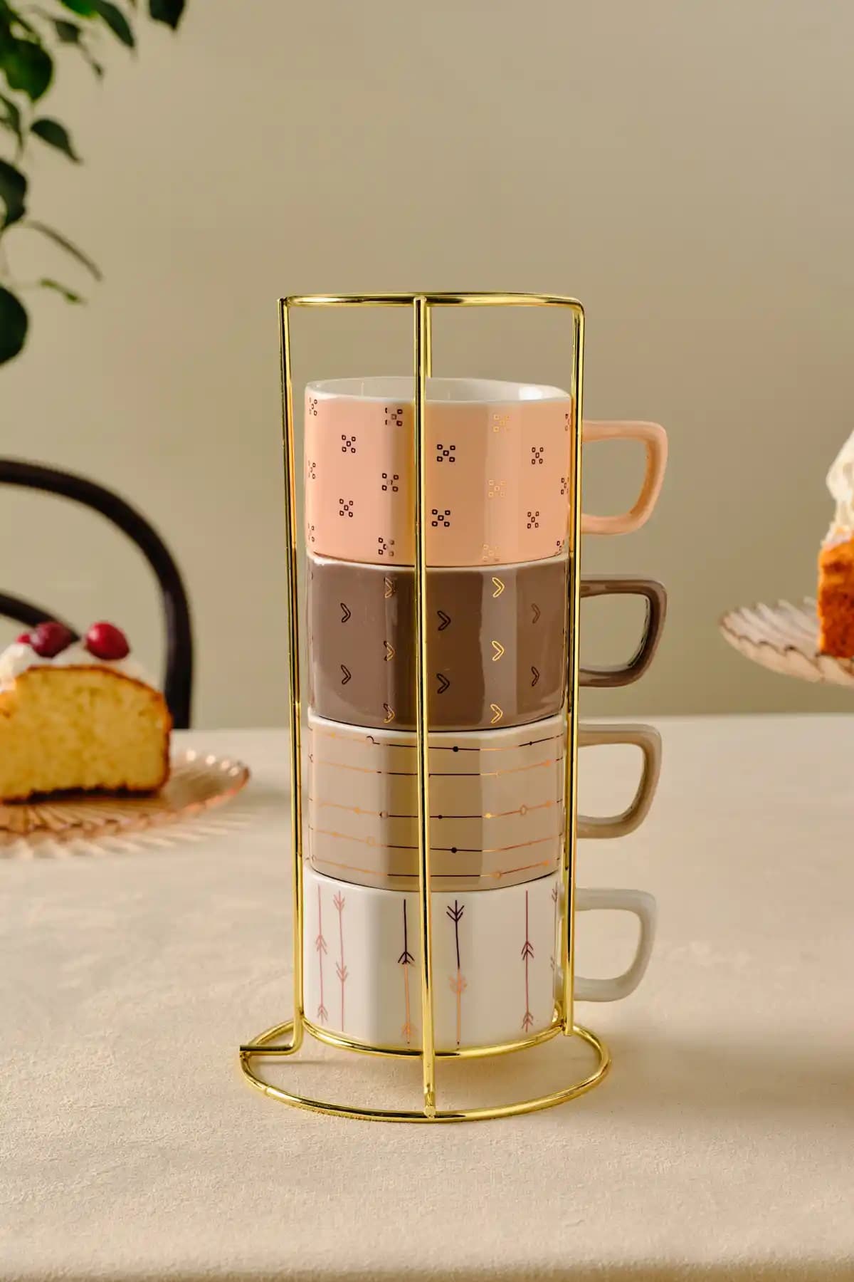 Karaca Versay 4'lü Standlı Kupa Seti: Modern ve Şık Tasarım ile Günlük ve Özel Kullanımlar İçin