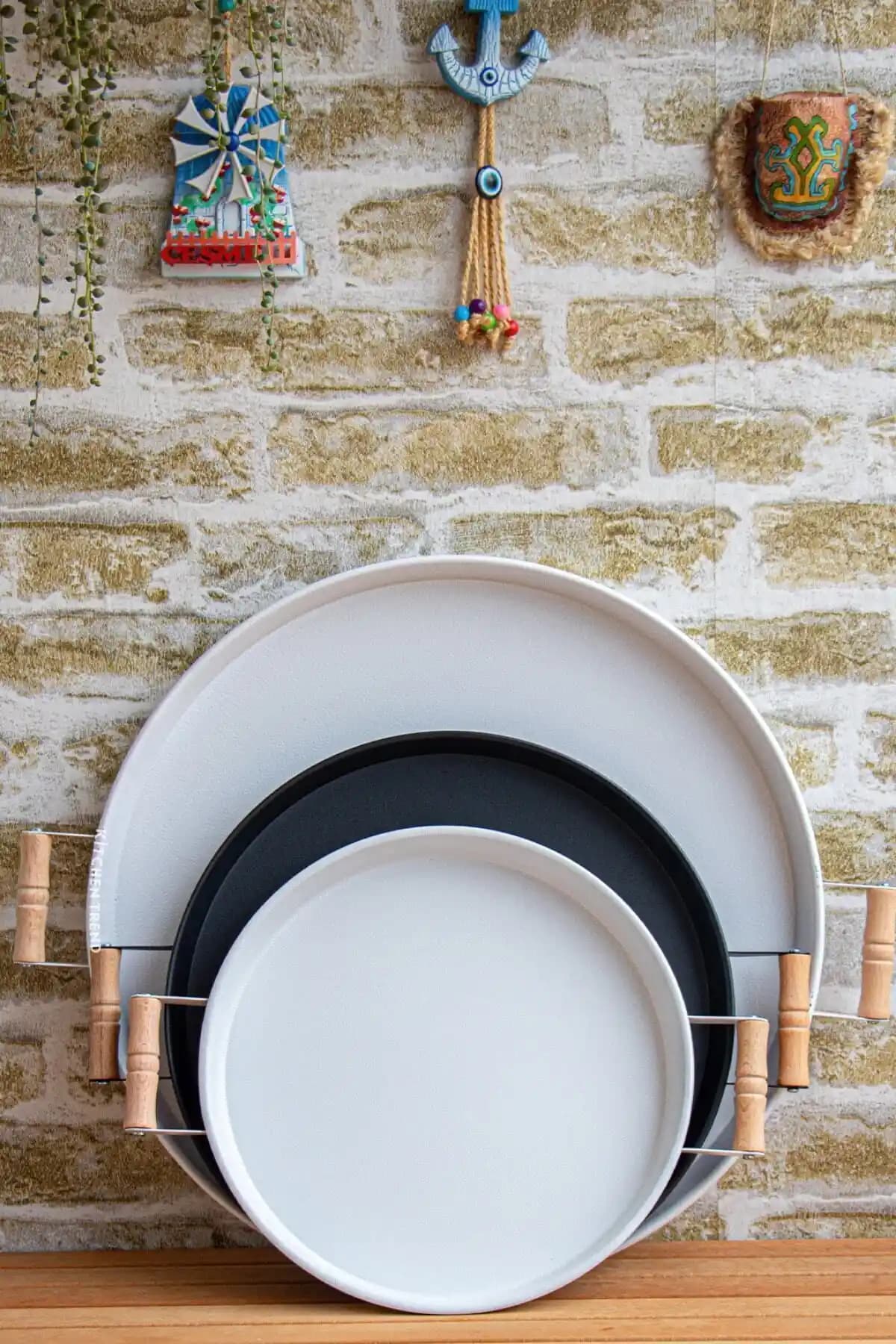 Kitchen Trend 3 Lü Ahşap Kulplu Metal Tepsi Seti: Estetik ve Dayanıklı Servis Çözümü