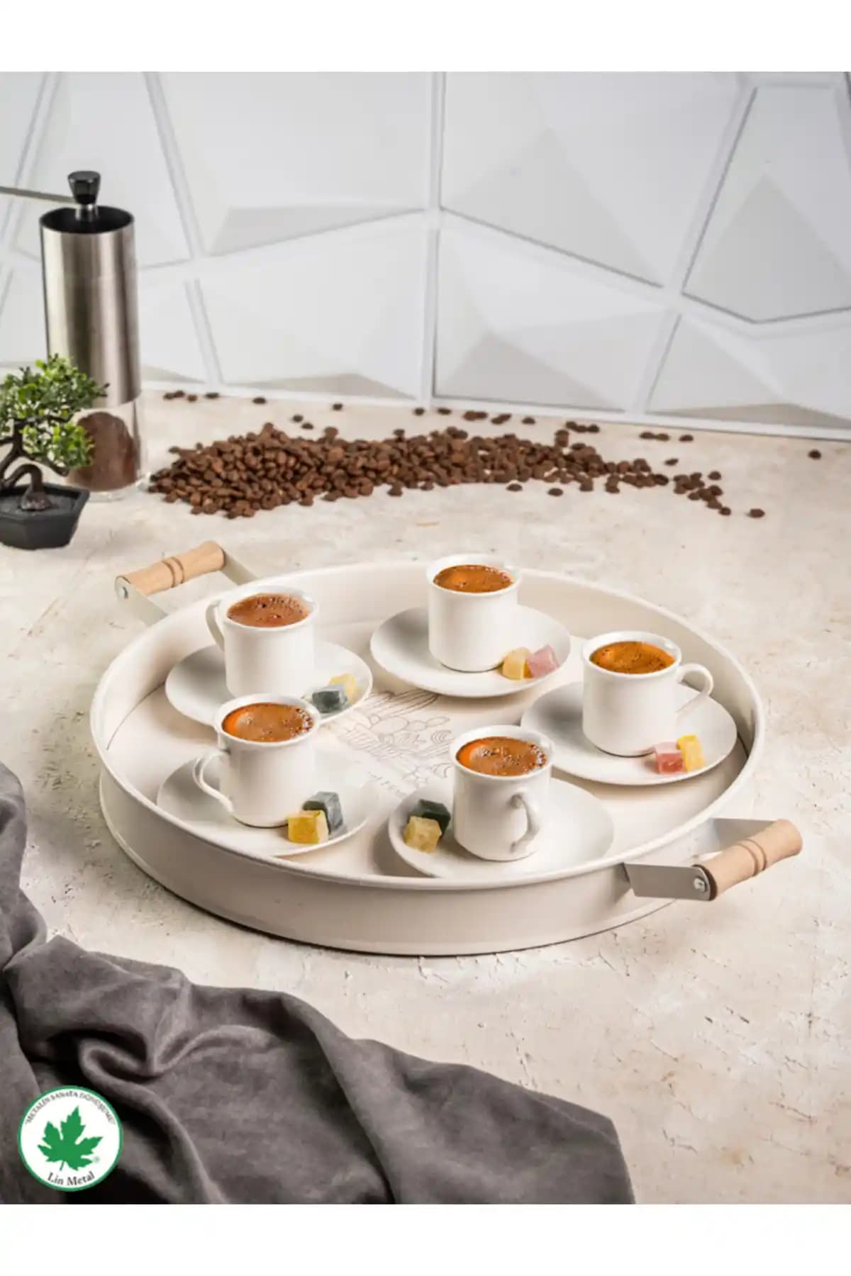 Lin Metal 37cm Ahşap Kulplu Krem Metal Tepsi: Şık ve Dayanıklı Servis Aracı