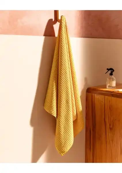 Madame Coco Carla Banyo Havlusu: Şık ve Fonksiyonel Pamuklu Banyo Aksesuarı