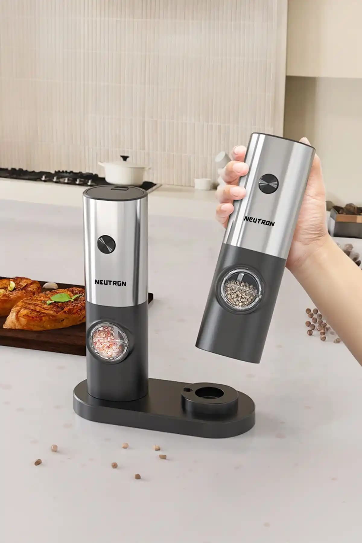 Neutron Pilli Led Işıklı Tuz ve Karabiber Değirmeni Modern Mutfaklar İçin Uygun Bir Seçenek