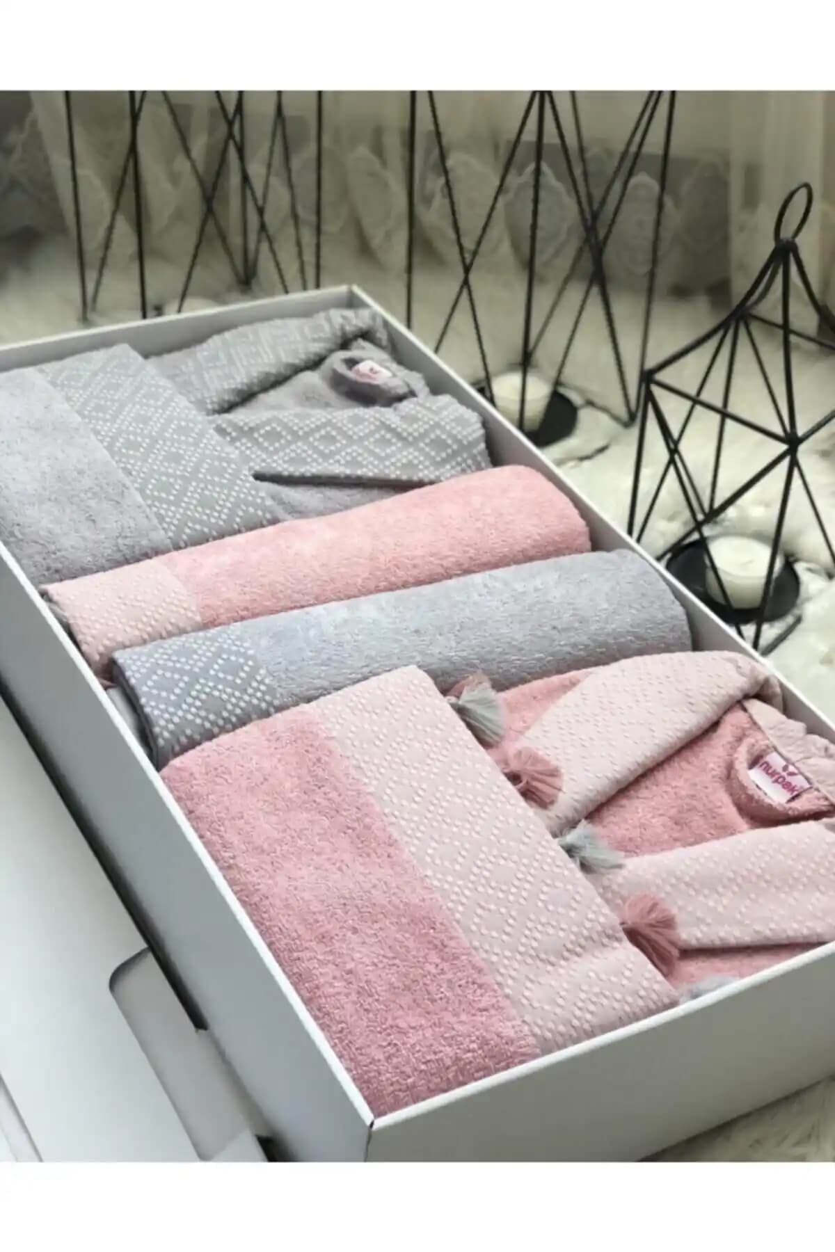 Nurpak Safir Püsküllü Aile Bornoz Seti: Modern ve Şık Pamuklu Tasarım