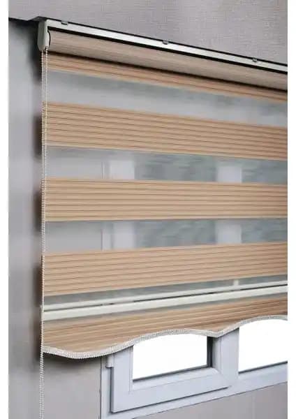 Perde Seçiminde Karşılaştırma: Kahverengi Pileli Zebra ve Çift Renk Siyah Gri Modelleri