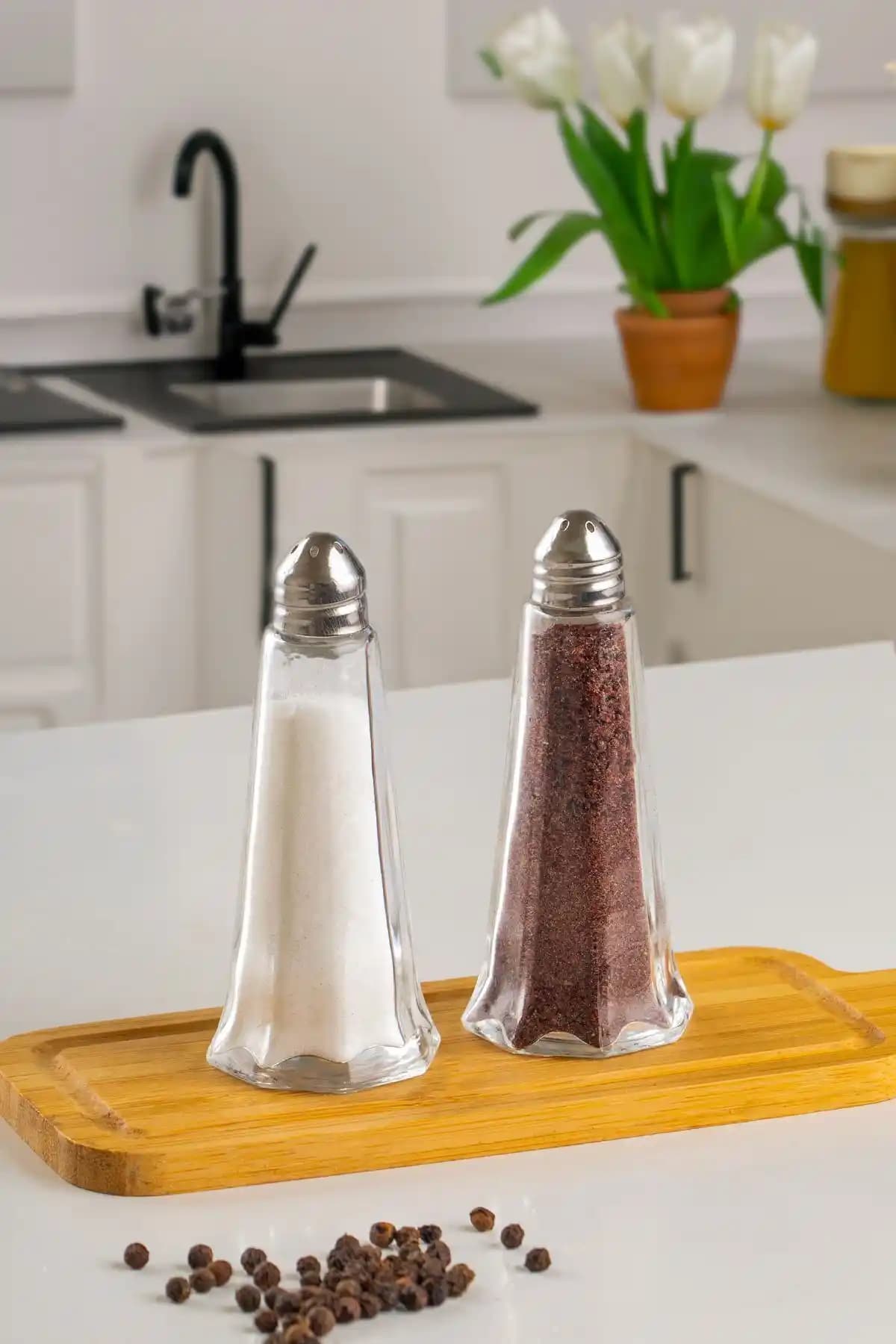 Porsima 15332 2'li Cam Gövdeli Metal Krom Kapaklı Tuzluk ve Biberlik Seti Modern Mutfak Dekoru