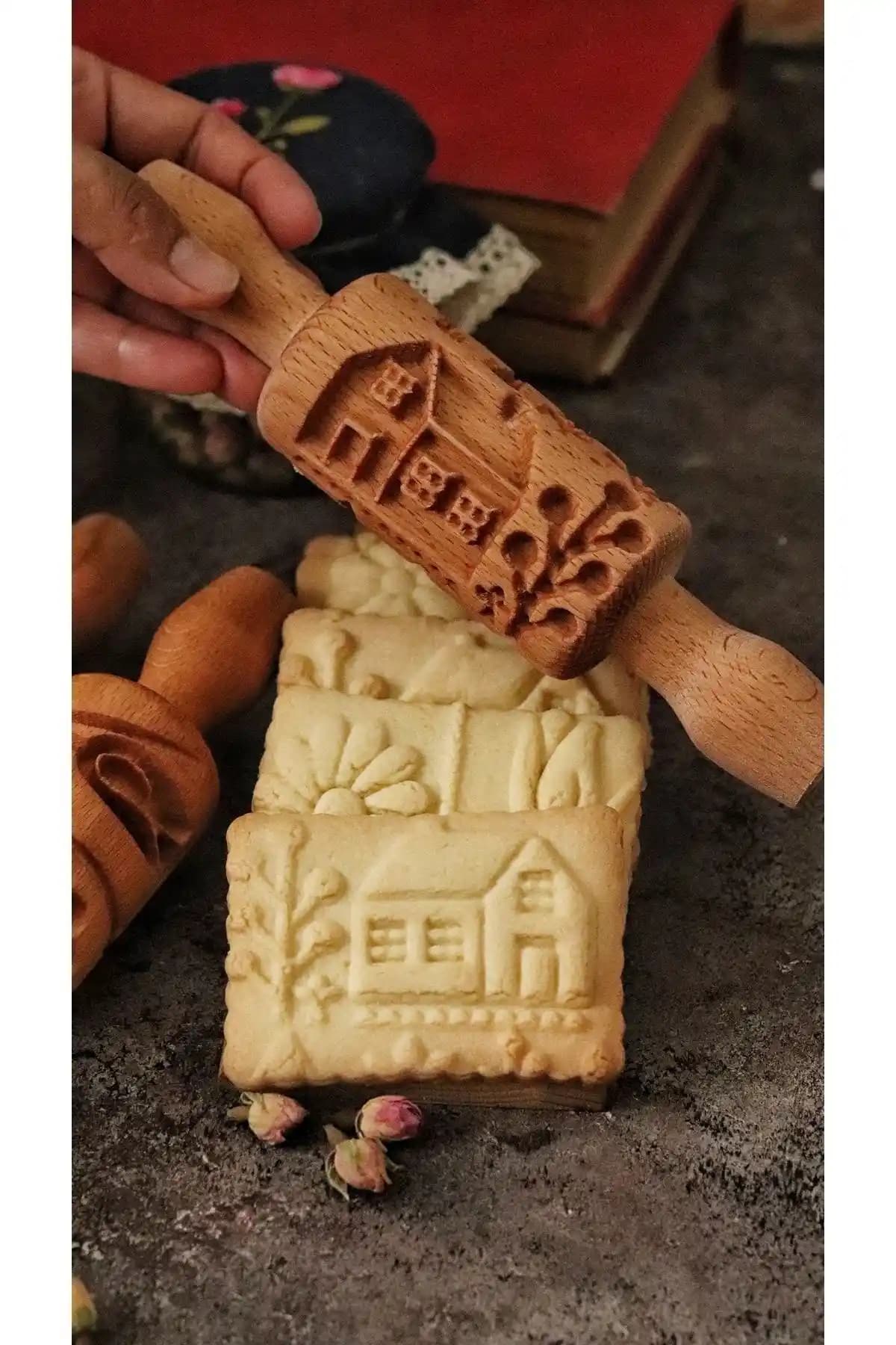 Wood'ncraft İskandinav Evi Desenli Kurabiye ve Şeker Hamuru Merdanesi - Estetik ve Dayanıklı Ahşap Mutfak Aracı