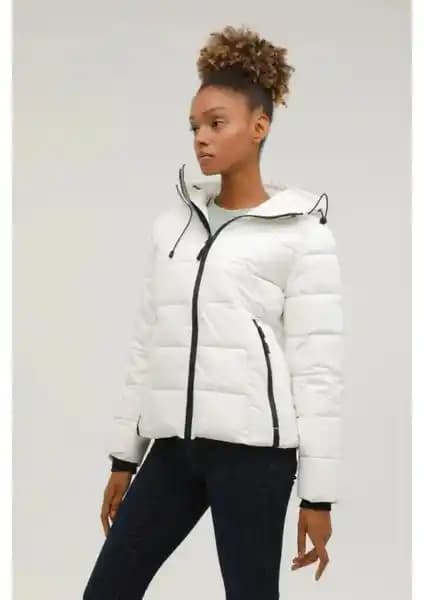 Lumberjack Apreski Coat Beyaz Kadın Montu: Şıklık ve İşlevselliğin Bir Arada Sunumu