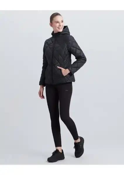 Skechers W Capitone Kapüşonlu Kadın Montu Şıklık ve Fonksiyonellik Bir Arada